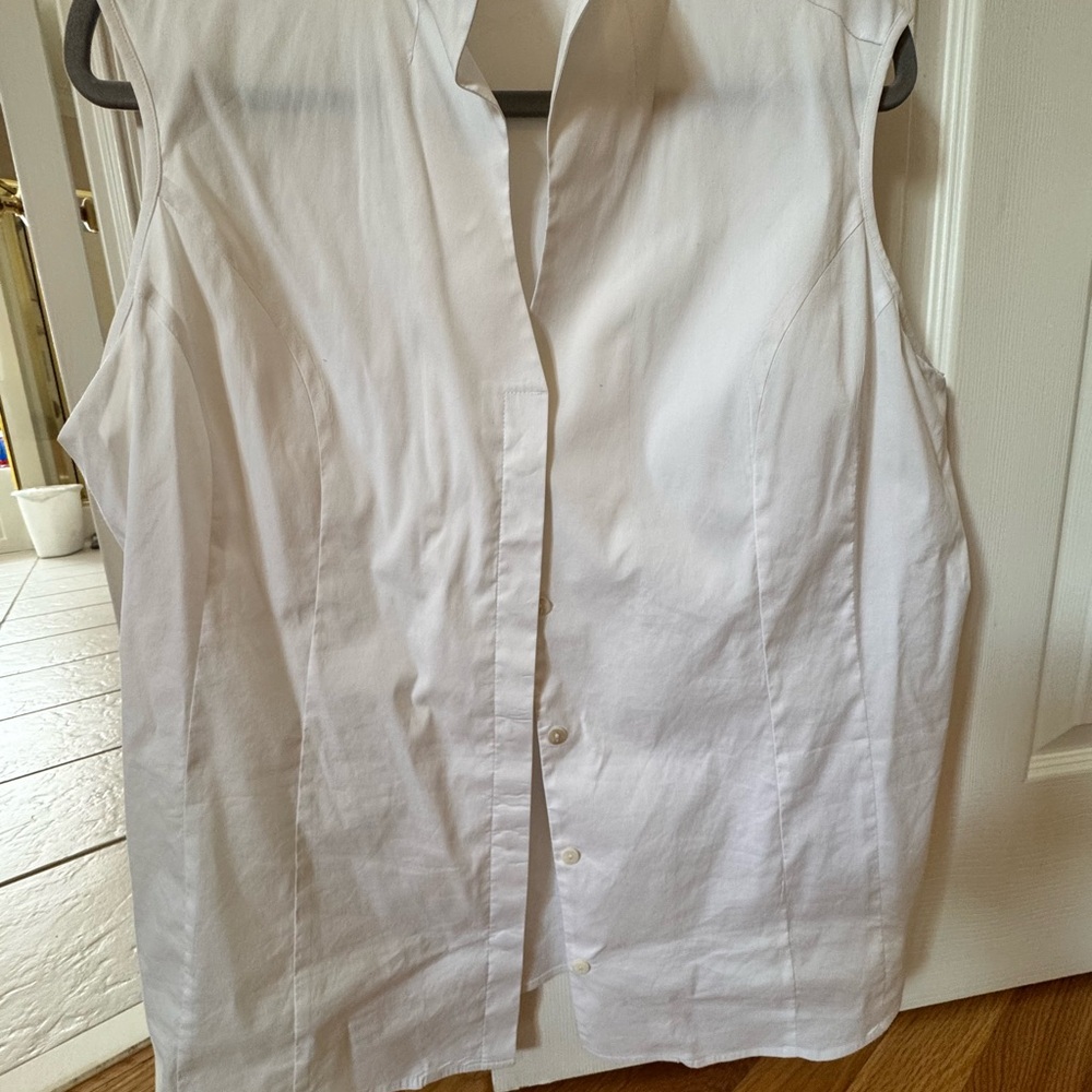 Misook White Sleeveless Boxy Button Down Shirt